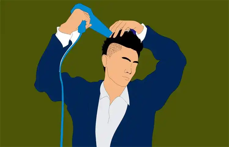 用吹风机自下向上吹干头发,刘海儿两边要稍微往中间偏或者往一边稍偏