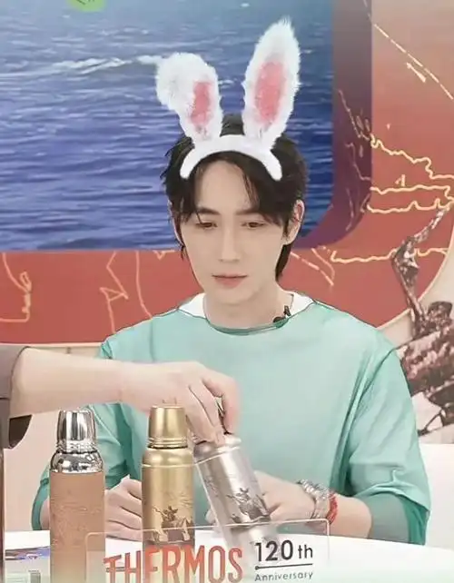 今天的造型好清新,努力营业的龙哥无敌可爱孟子义萌探路透来了孟姐