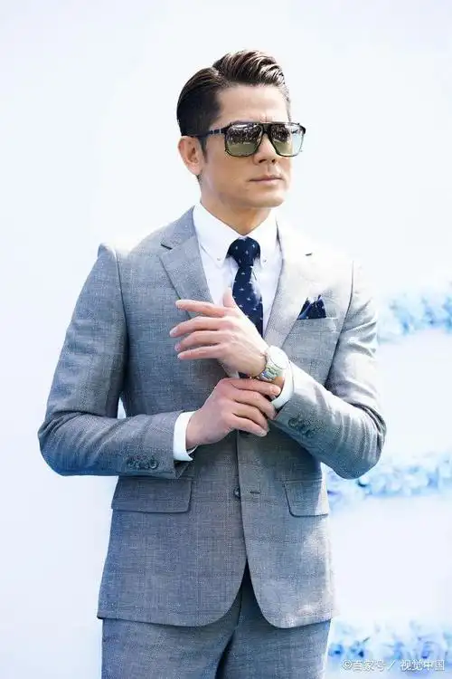 "四大天王"郭富城架黑超亮相上海,西装革履54岁型男风范十足