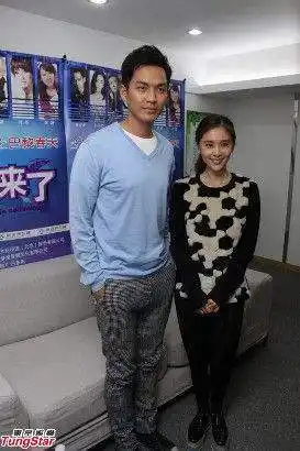 他的老婆是一个圈外人,名字叫做谢易桦,职业是一名服拆设想师,两人在