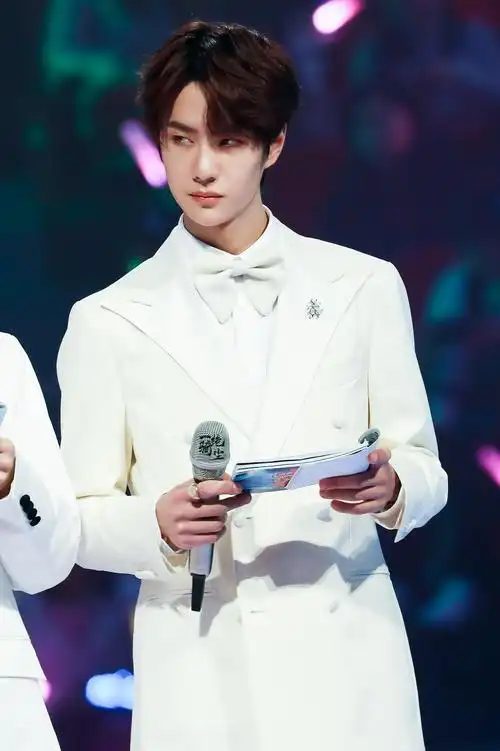 奶膘小王子 @uniq-王一博 cr:logo