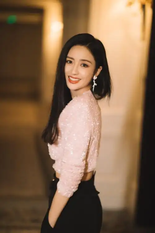 佟丽娅跑步上班俏皮灵动长发飘飘笑容甜美可人