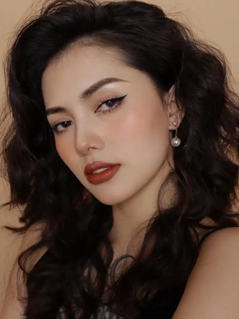 低饱和复古油画感的氛围法式妆容  法式卷发与暖橘调欧美妆的完美搭配