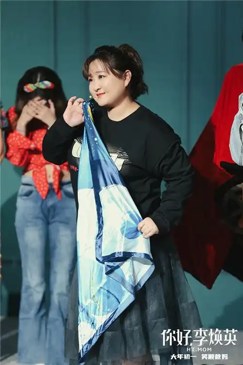 贾玲张小斐携手网红改造奶奶团