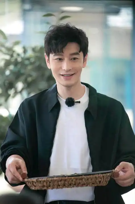 最近,在《中餐厅》中,黄晓明的头发就引起了网友