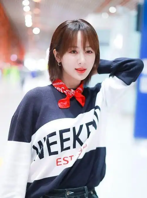 杨紫还挺适合短发造型的既干净又干练看起来真有学生样