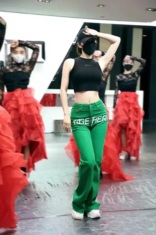 李菲儿跳舞旧照被翻出穿露脐背心搭配高腰裤造型前卫舞姿曼妙