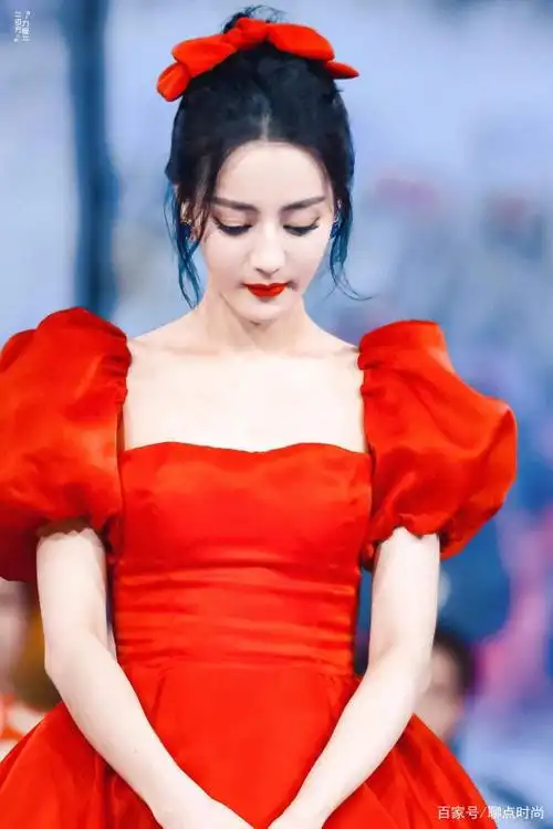 迪丽热巴这身泡泡袖晚礼服,艳丽的红色真养眼,气质性感迷人