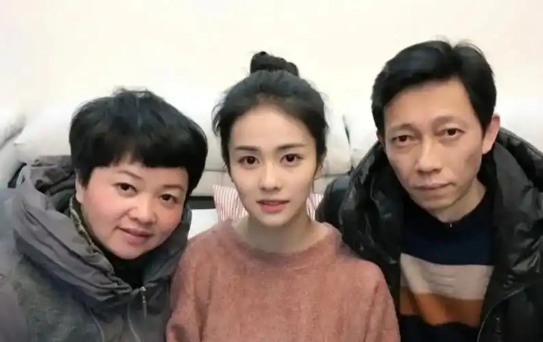 白鹿是真会遗传父母颜值都一般她却净挑着优点长