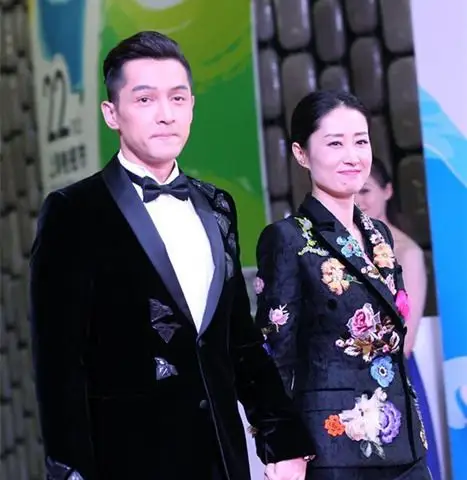 【图】胡歌全程一直牵着她的手 与刘敏涛现身酒店遭粉丝围堵