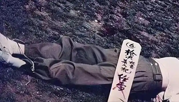 她是死刑犯穿露脐装上路枪决前不哭不闹却突然张大了嘴巴