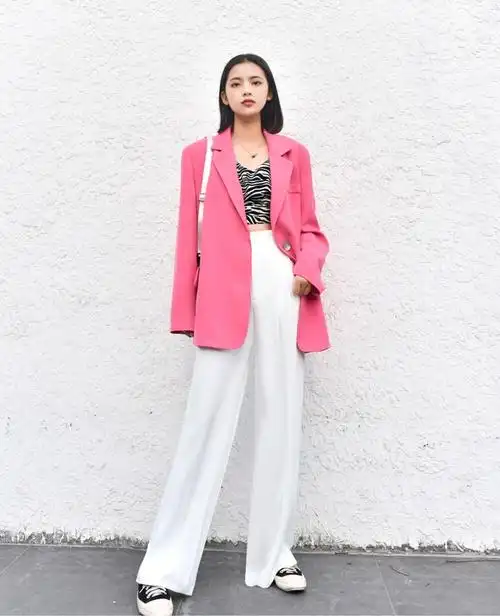 粉色西装搭配什么下装