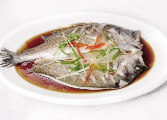 蒸鱼时,别直接放料酒和盐,大厨教你一招,鱼肉又鲜又嫩,还不腥