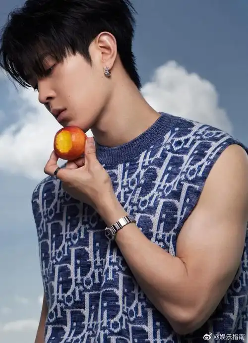 马伯骞大秀造型无袖针织背心,这下颌线真的优越,手臂肌肉线条太帅了