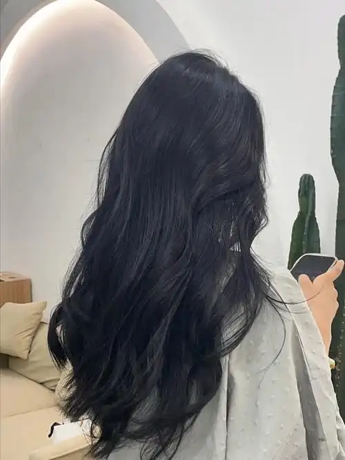 蓝黑色其实就是黑色中带点蓝色调的染发颜色～这种颜色在室内的时候