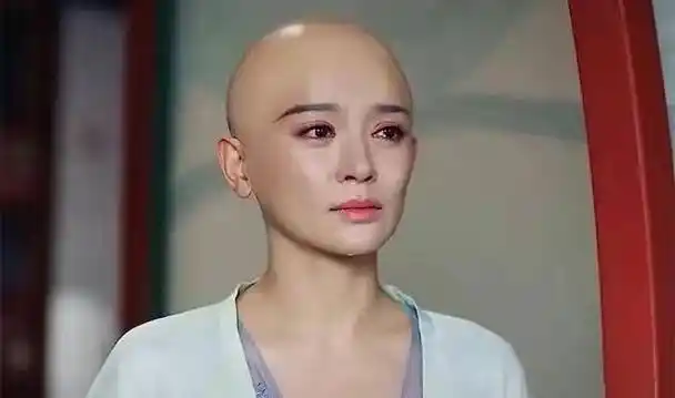 众多女星的光头造型中有的像鸡蛋有的很酷!