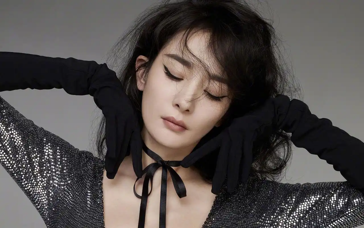 杨幂成熟性感高清桌面壁纸