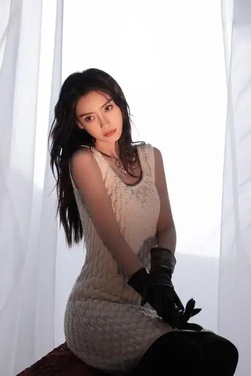 baby再登杂志封面,清纯甜美如初恋,对镜瞪眼彰显可爱俏皮|杨颖|妆容