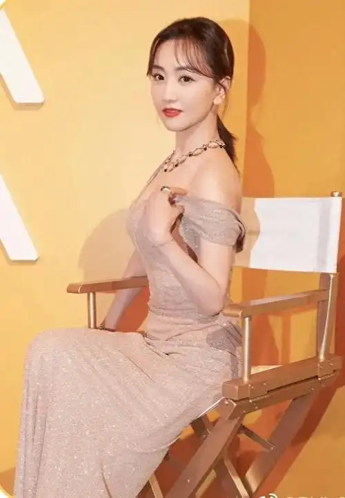 杨蓉的身材真被小看了穿低胸裸色连衣裙前凸后翘太撩人