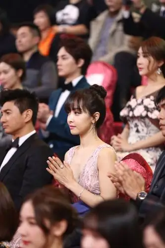 宋茜性感深v开到肚脐 长裙美仙