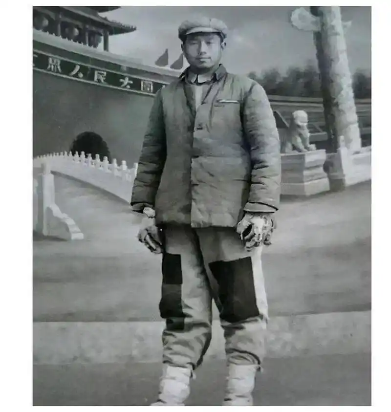 1958年,一名工人穿着打补丁的衣服完成了生产任务,并拍下了一张有意义