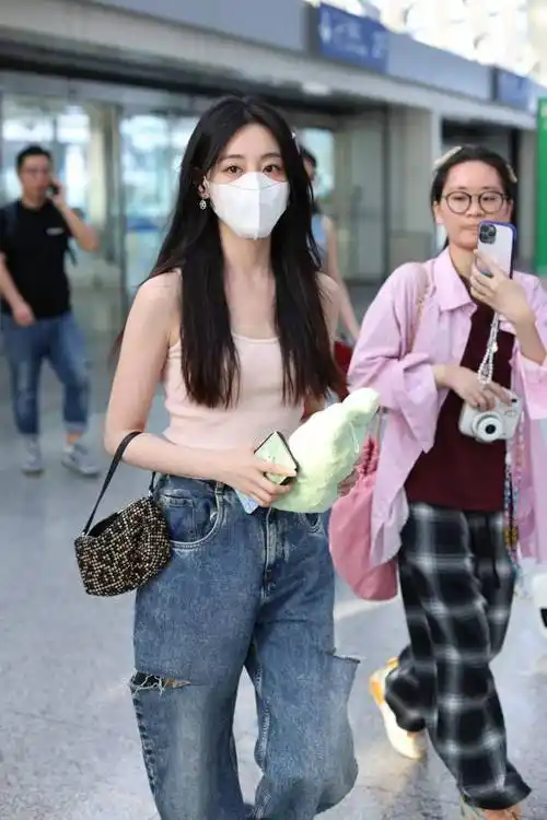 祝绪丹穿小吊带配牛仔裤现身 披肩长发点缀金属耳环气质温婉_毛绒兔