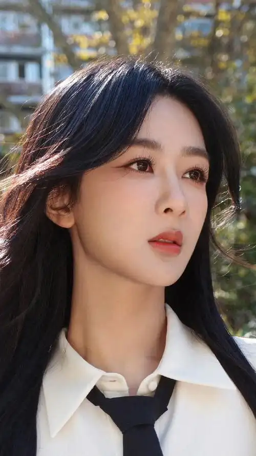 巴黎时装周##巴黎偶遇杨紫##杨紫羽毛袖白衬衫造型