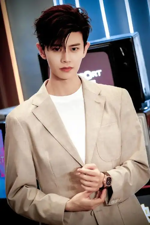 任嘉伦超话绎2  他从一名少年运动员到小小的机场地勤再到闪闪发光的