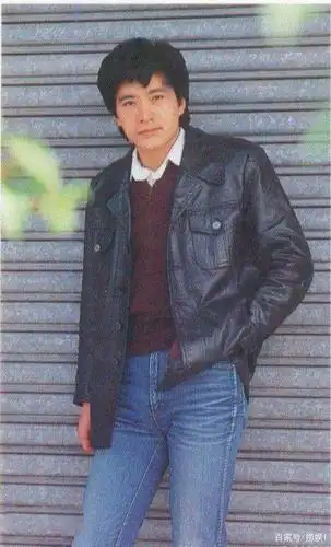 80年代当红男星周里京:因38岁妻子被害身亡退圈,今成北电教授