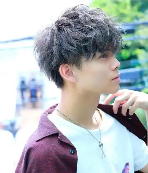 男生轻微纹理烫换个纹理发型感觉帅多了