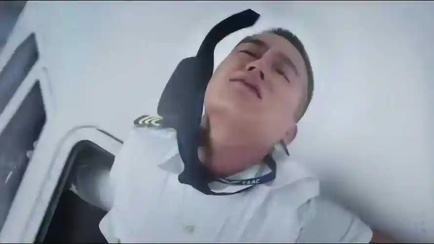 中国机长电影虽好看但在现实中机长刘传健心理治疗了半年