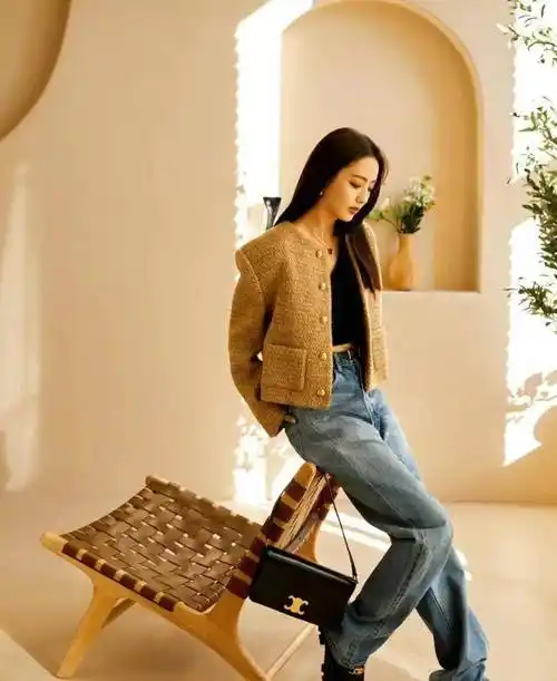 在视觉上拉高了腰部线条感,是比较显高的,佟丽娅是中等身高的女性