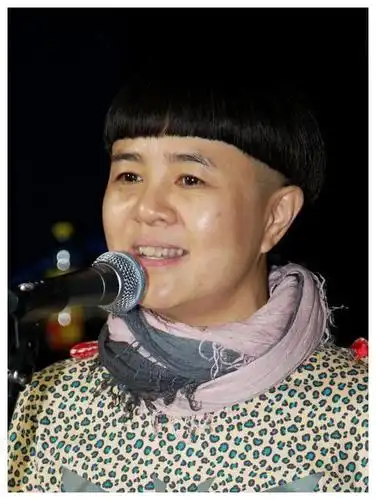 金龟子刘纯燕保持童真出道以来发型不变只可惜年龄压不住