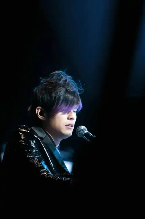 周杰伦经典造型《紫毛伦》