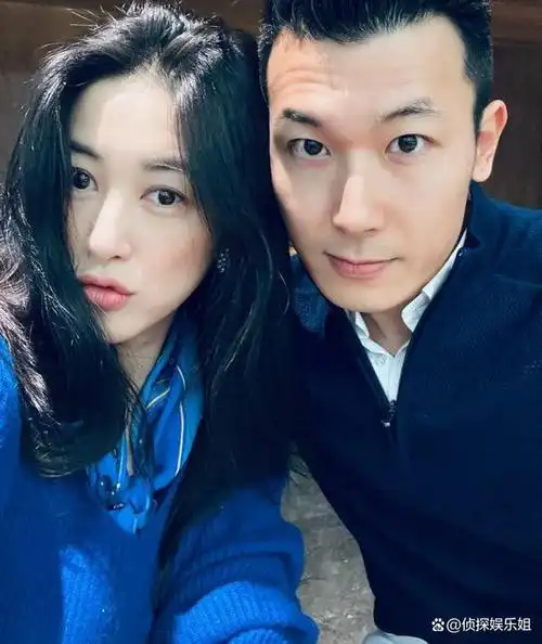 6月30日,演员朱珠在个人社交平台分享了一组带着女儿王珠宝看展的照片