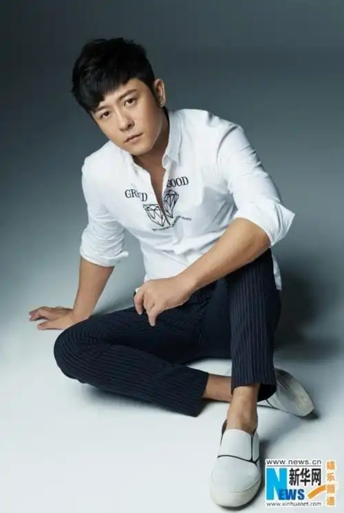 近日,青年实力派演员林申曝光了一组最新写真大片.