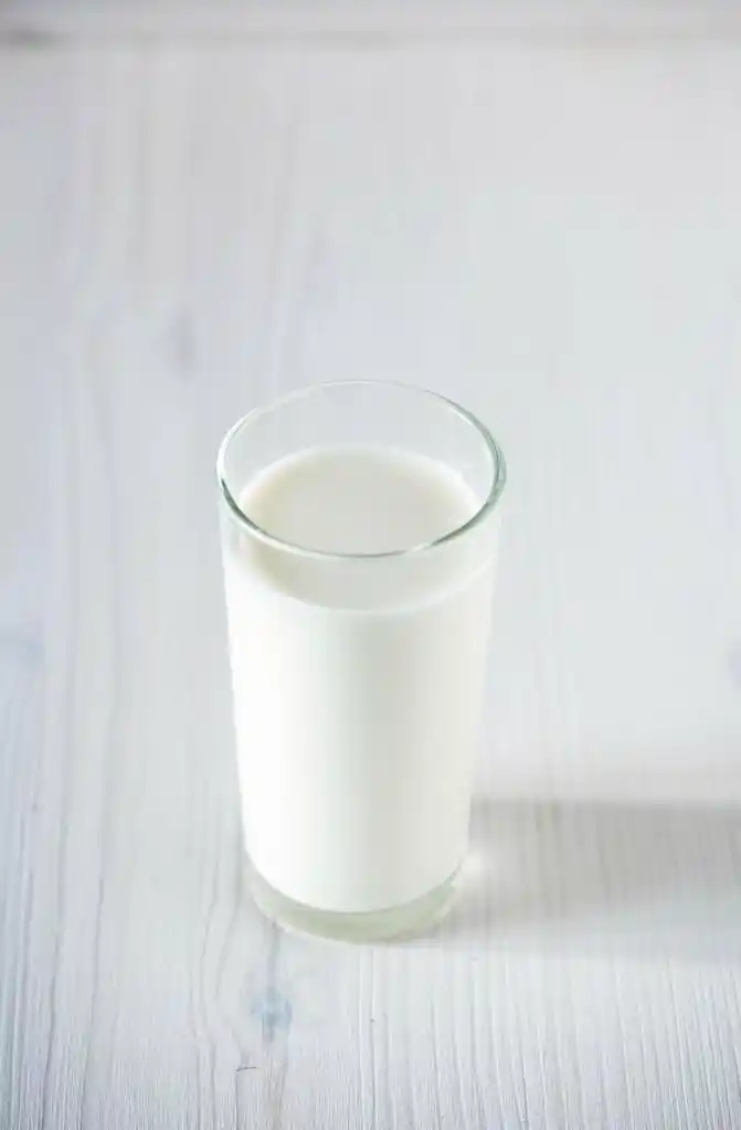 1.一杯牛奶,杯牛奶木制的桌子上