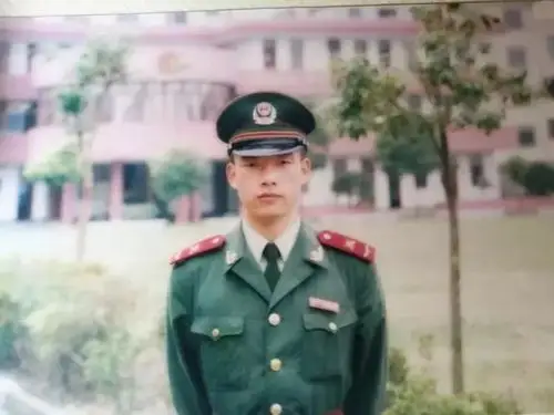在武警上海总队服役,2001年12月复原退伍,服役期间多次被评为优秀士兵