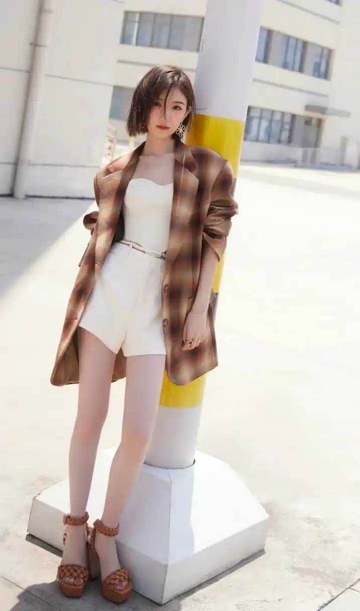 性感好身材# 毛晓彤皮肤白皙,双腿修长,这样出众的身材使得她在穿衣