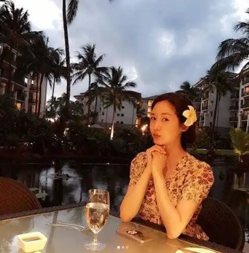 在公开的照片中,成宥利素颜亮相,坐在餐桌前,头上别着鲜花,展现了