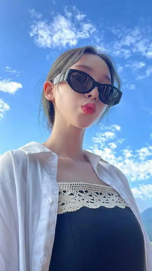 被称天鹅颈美女aespa柳智敏吊带裙装肌肤白皙肩线流畅