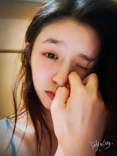 [3月13日]林允肌肤娇嫩歪头甜笑 卖萌搞怪似少女[9p]