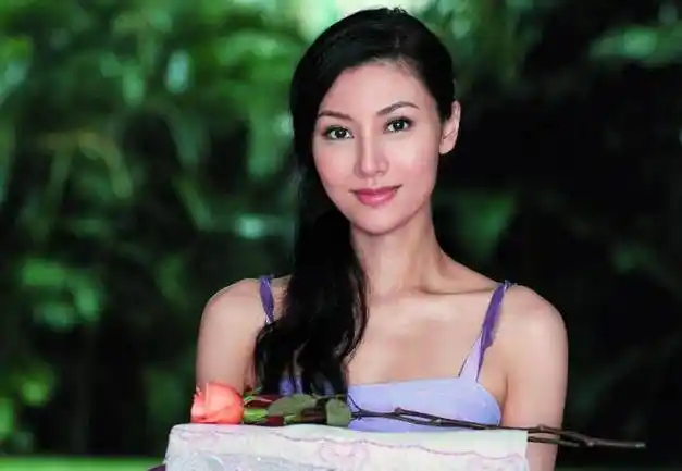 李嘉欣高调晒许晋亨弯腰替她穿鞋照片,坦言:15年了还这么爱我!