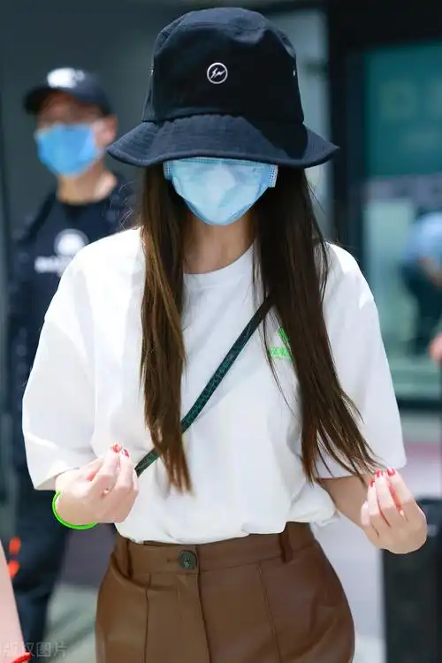 杨颖深夜现身机场,穿搭简约不失格调,搭棕色五分皮裤时髦不怕冷