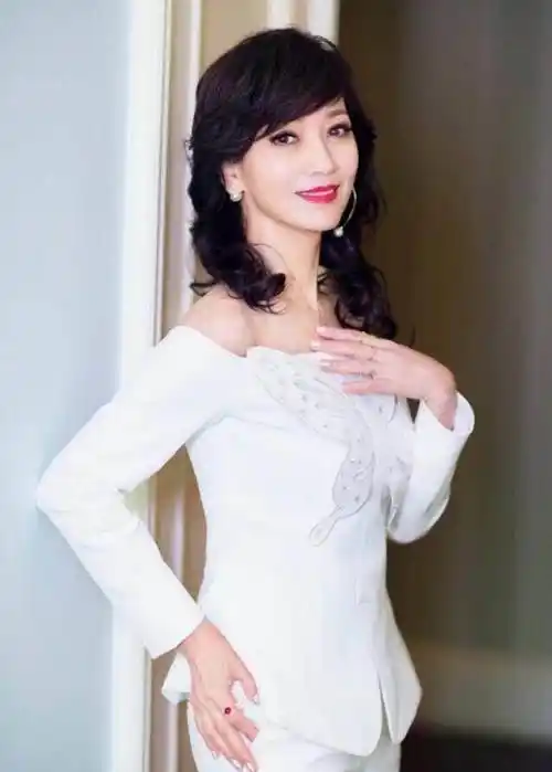 看到这样的赵雅芝,直接想到白素贞,保养的真好,就像30岁女人_的设计