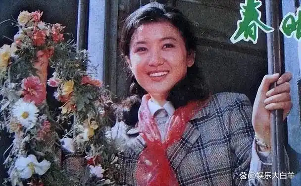 央视春晚主持人李小玢:两婚两离后依旧单身,儿子支持她找老伴