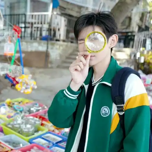 王源追光的日子央一播出#王源新剧央一播出,穿校服的高远也太乖了吧