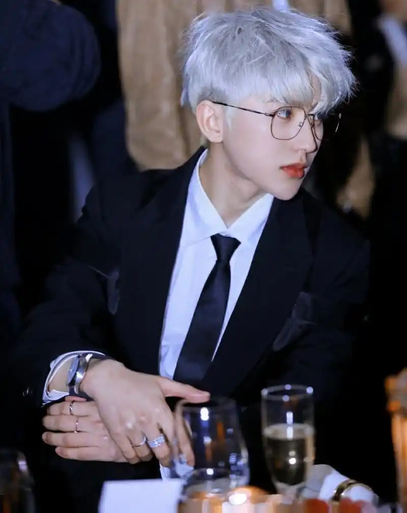 戴上眼镜的蔡徐坤斯斯文文,特别有书生气质,五官也衬托的更加精致和