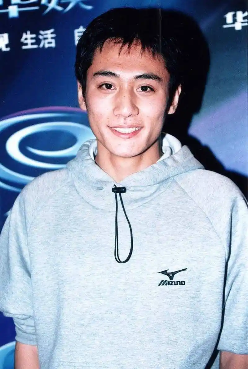 李刘烨年轻的时候,不羁的味儿挺浓的,属于忧郁的文艺范儿,老了,这味道