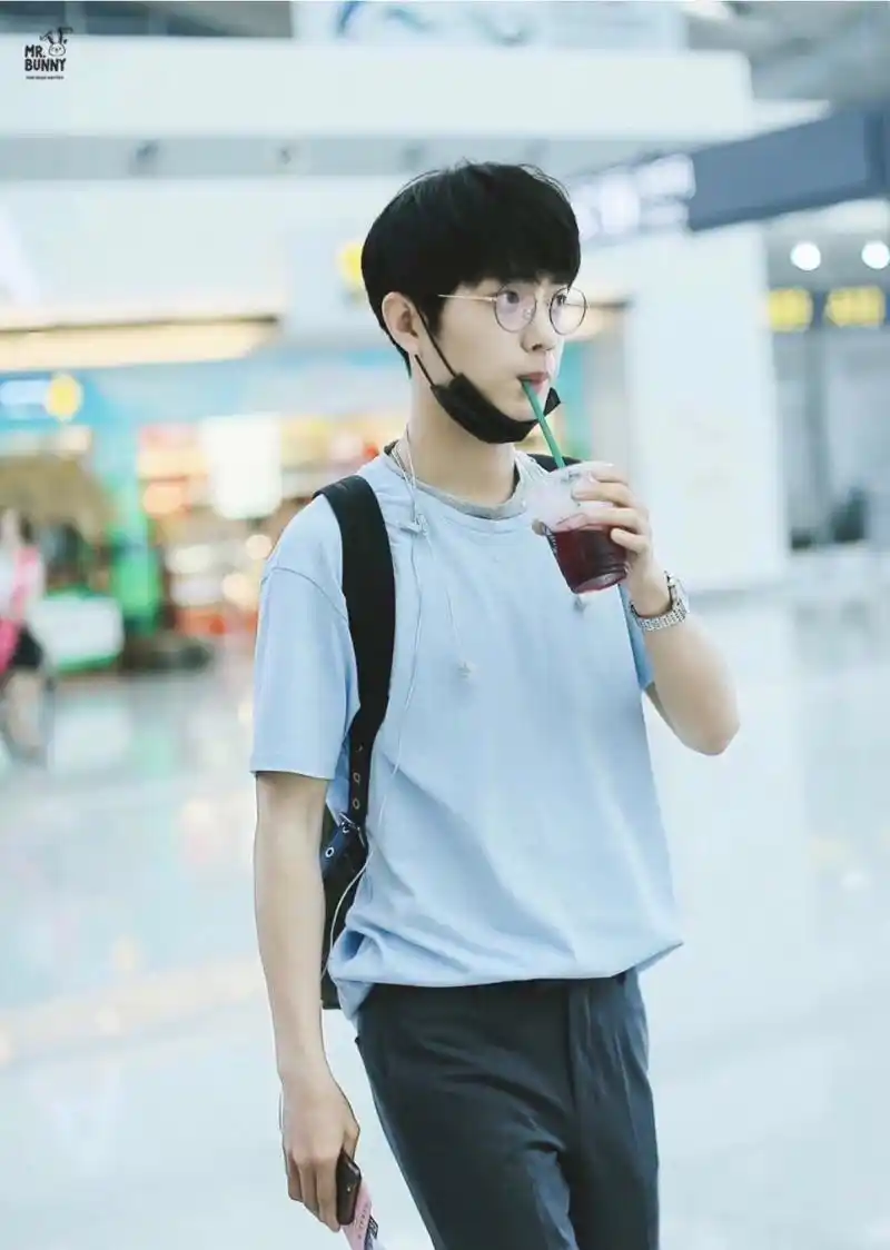 肖战小可爱#  好想按上去来个壁咚    谁让他这么调皮04